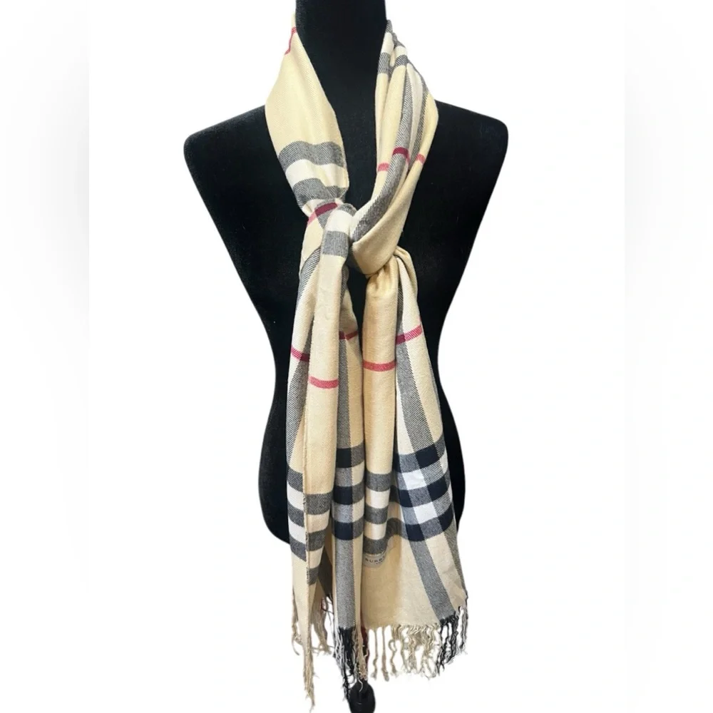 Burberry Soft Scarf in Excellent Condition - Picture 5 of 8